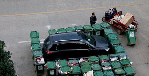 隨意亂停車(chē)，大爺搬垃圾桶怒攔私家車(chē) 