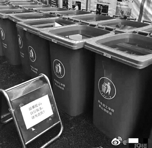 高校用垃圾桶儲(chǔ)水 上貼：自行取水、請(qǐng)勿直飲