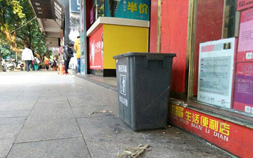 垃圾桶當足球踢？！城區(qū)大半年累計丟近千個垃圾桶